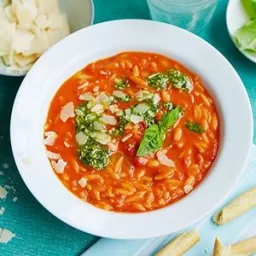 Tomato soup with pasta