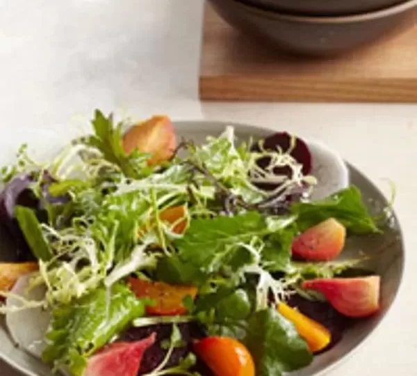Combined Inexperienced Salad With Beets And Daikon