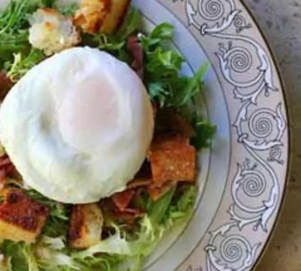 Poached Egg And Bacon Salad – Salad Lyonnaise